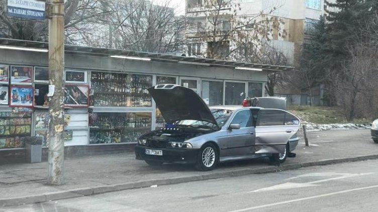 Атракцията "автосервиз на тротоара": Пишман майстор разтури BMW