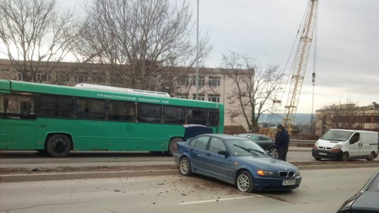 Два автомобила и автобус се удариха на бул. „Христо Смирненски“ във Варна