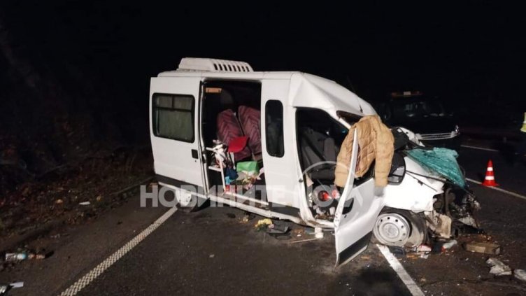 Катастрофа с бус, пълен с деца, затвори Прохода на Републиката