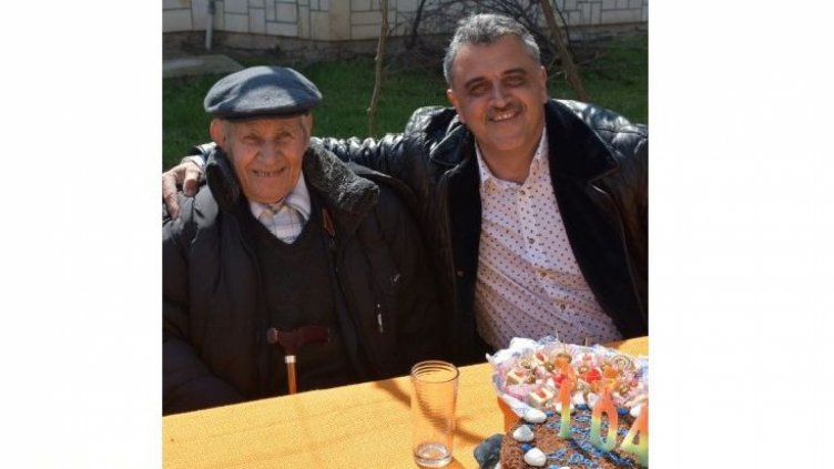 Кметът на Община Марица Димитър Иванов със столетника Георги Георгиев.