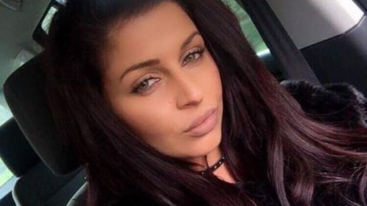 Задържаха фолкпевица, катастрофирала пияна по обед