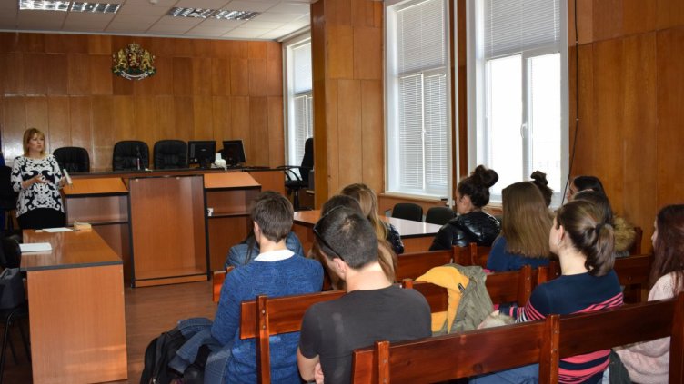 Запознаха училищни доброволци във Варна със съдебната практика за наркотиците