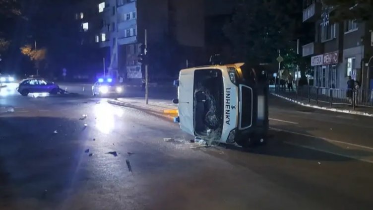 Линейка се заби в кола, шофьорката се оказа леко почерпена