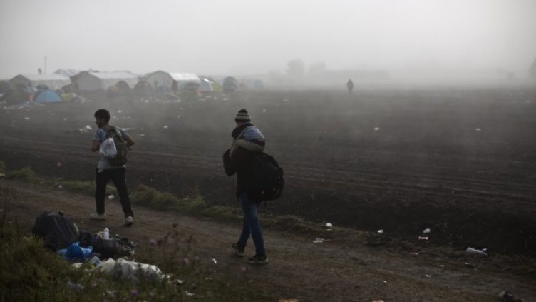 Бежанци пробиха оградата по унгарската граница