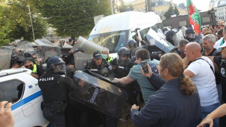 Напрежение пред новия парламент. Има арестуван