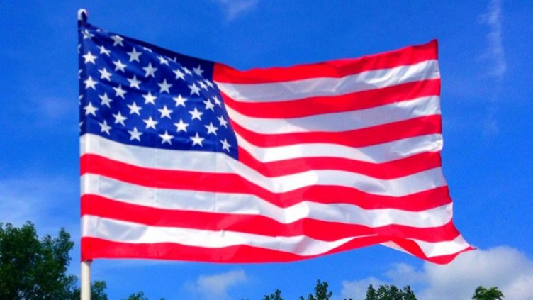 В САЩ почитат починалите от COVID-19 със сваляне на знамената