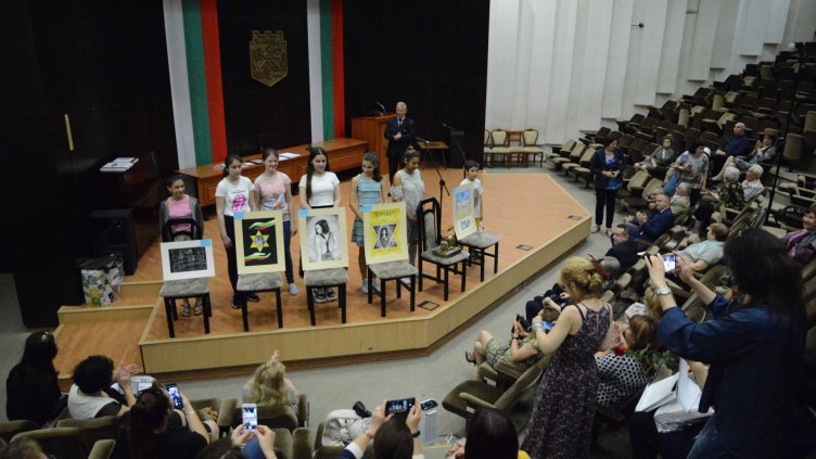 „Шалом“ с дарение за Комплекса за социални услуги за деца и младежи