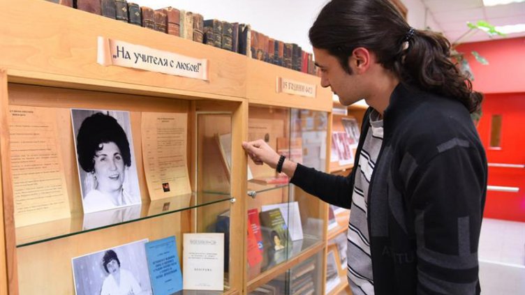 Откриха втора тематична изложба от поредицата “На учителя с любов!” във Варна