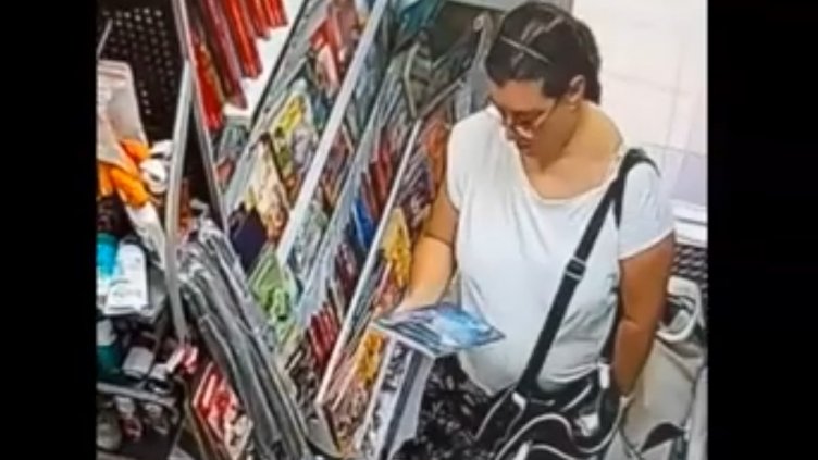 От любов към четенето: Жена навря книга под полата