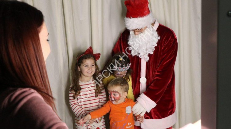 Деца и родители майсториха сурвакници в приказна работилница