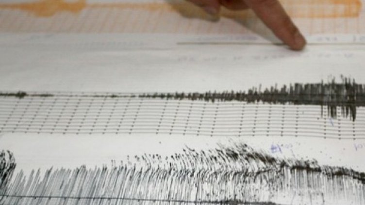 Паника и напукани сгради след земетрения във Филипините