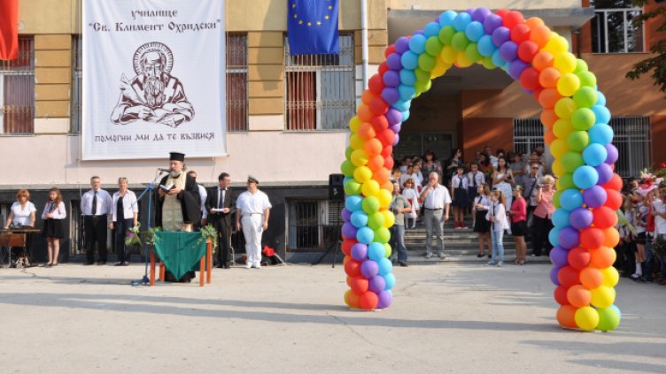 Застрашени от изчезване животни и растения оживяват в училищен стенопис