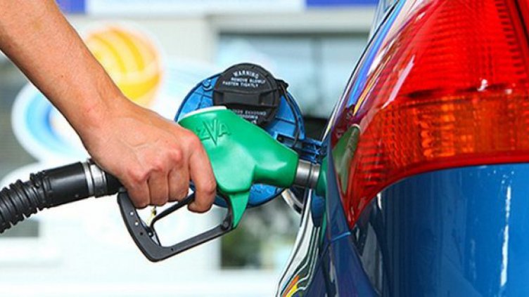 Бензинът и дизелът подгониха 2.40 лв.