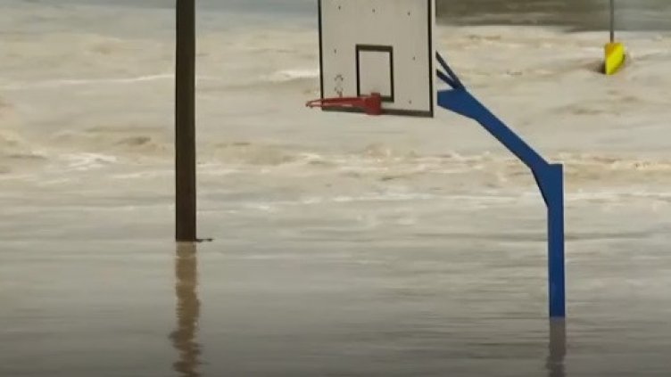 Буря връхлетя Симеоновград, дървета смачкаха коли