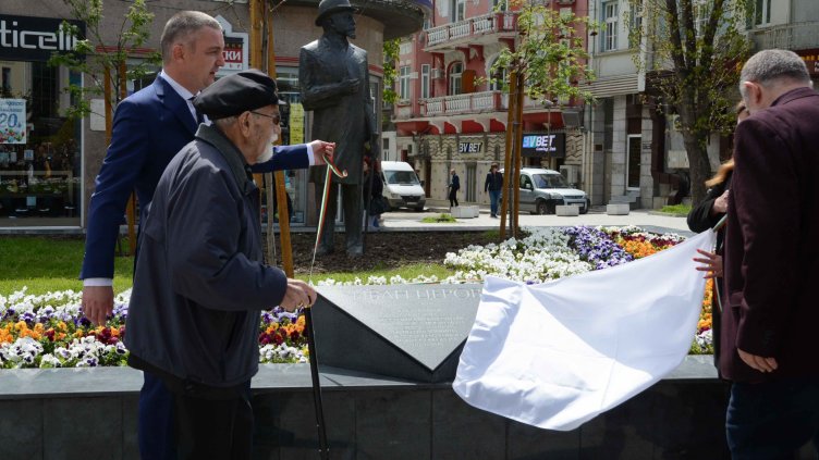Откриха паметник на кмета Иван Церов