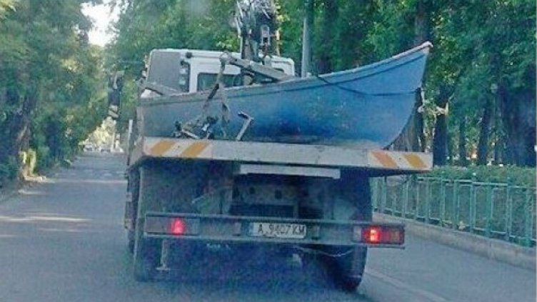 Бургаският "паяк" вдигна и... лодка