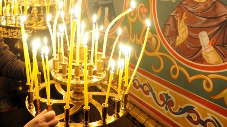 Преди Великден: Църквите скриха евтините свещи