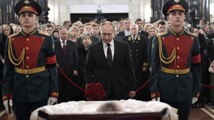 Убитият руски посланик погребан с военни почести