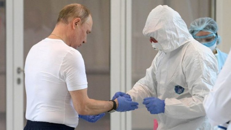 Русия с две нови ваксини – детска и спрей за нос. Путин си пръсна от втората