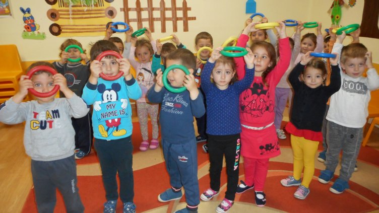 ДЕЦАТА ОТ  ЦДГ № 12 „ПИНОКИО” се включиха в различни игри, свързани с правилата за движение по пътищата. 