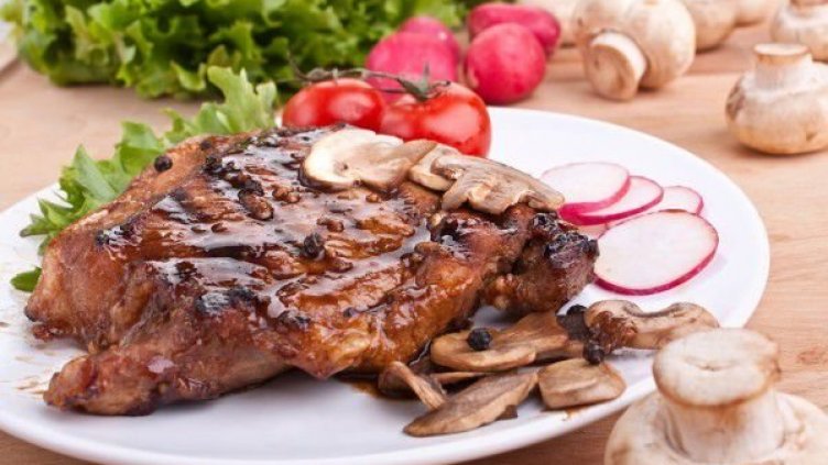 Салата, ракия, пържола… Масата за Коледа най-скъпа в Бургас. Как е във Варна?