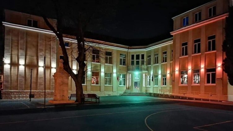 Патриотично: Варненско училище грейна в цветовете на българското знаме