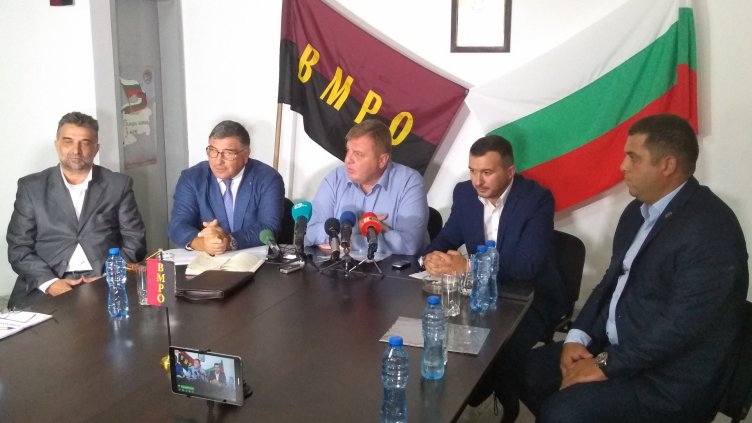 КРАСИМИР КАРАКАЧАНОВ (ПО СРЕДАТА) ОБЯВИ КАНДИДАТУРАТА на хирург-уролога доц. д-р Николай Евтимов (до него от ляво) за кмет на Варна. Снимка АВТОРЪТ