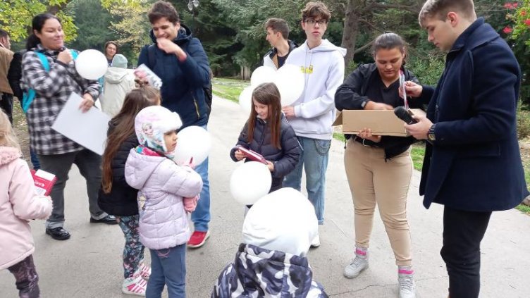 Деца стреляха с водни балони по контейнер в Морската градина на Варна (ВИДЕО)