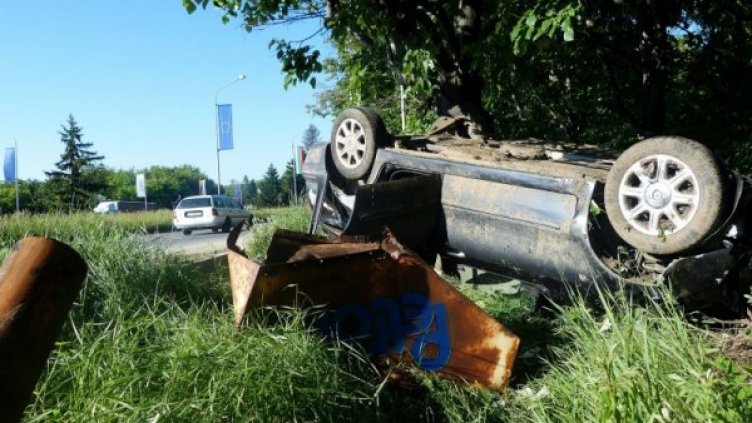 Млад шофьор остана жив по чудо след катастрофа