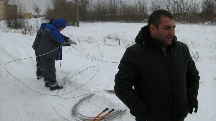 КМЕТЪТ НА С. КАМЕНАР Светослав Райков на място очаква отстраняването на аварията по далекопровода.