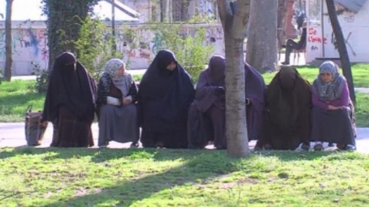 Предлагат частична забрана за носене на бурки в Германия