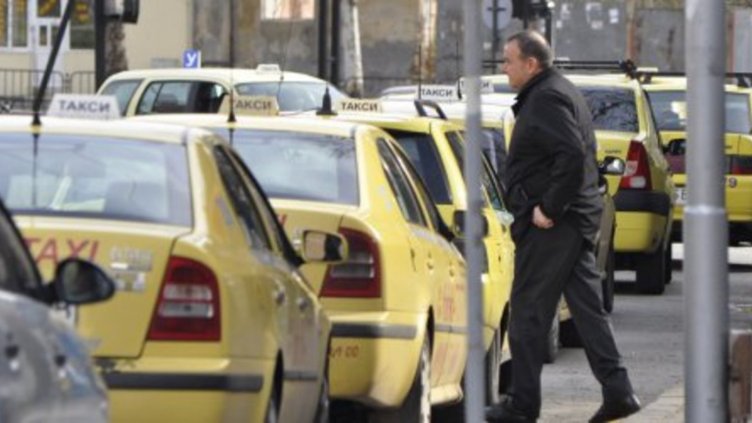 Разрешителните на таксиметровите шофьори ще се удължават без изпит