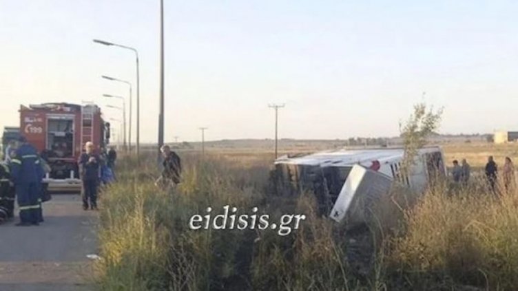 Кола се вряза в сръбски автобус с туристи, трима души загинаха