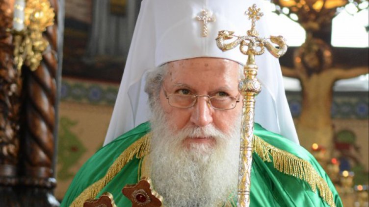 Вместо подарък за патриарха ни: Пари за болничен апарат