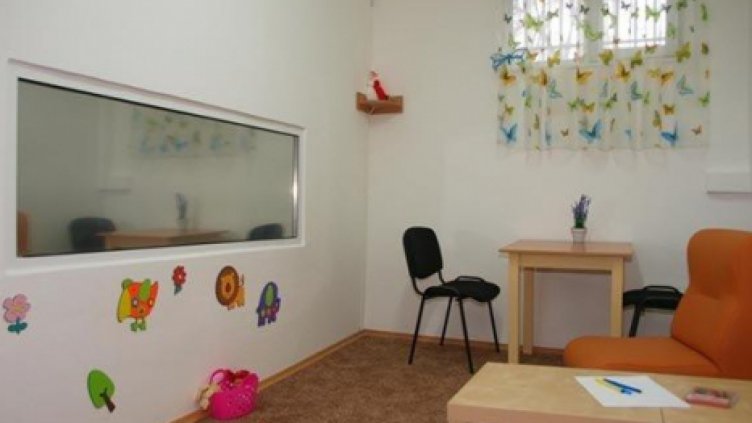 Oткрива се синя стая за щадящо изслушване на деца