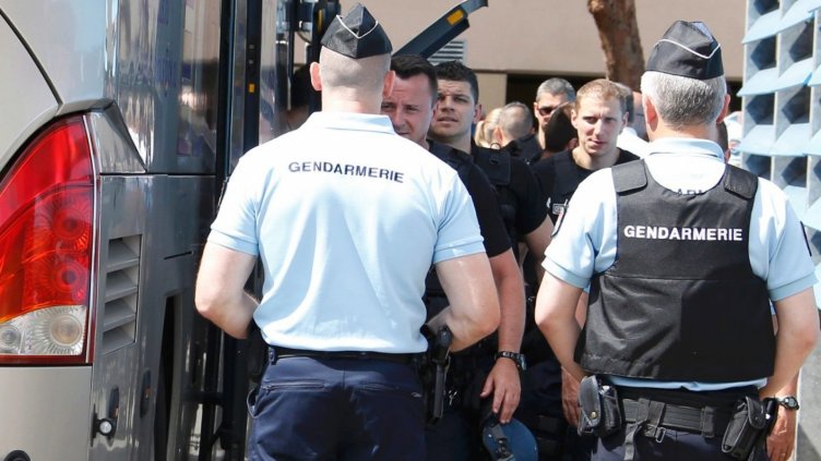 Повдигнаха обвинения срещу задържаните руски футболни фенове