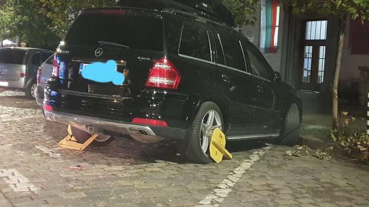 Хитрата сврака – с двата крака! Две скоби за шофьор, дали пък не е Тити?