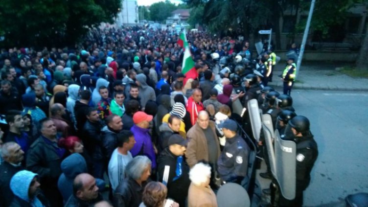 След патакламата в Раднево – ранени полицаи и протестиращи