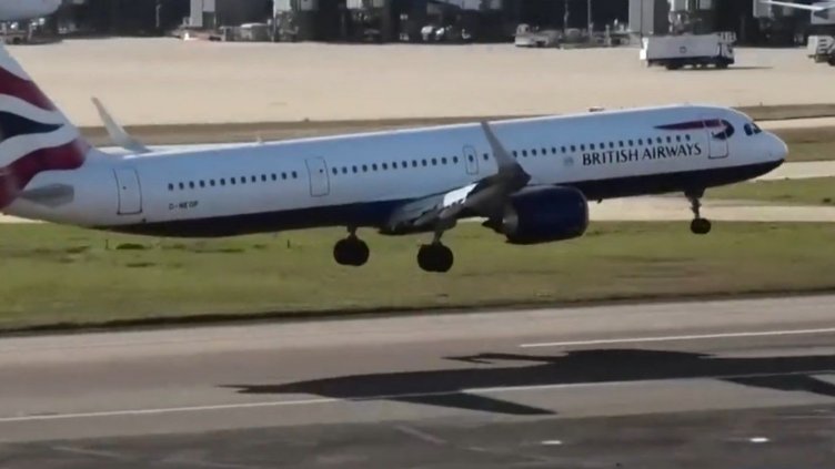 Страшен филм: Буря едва не катурна самолет при кацането му (ВИДЕО)