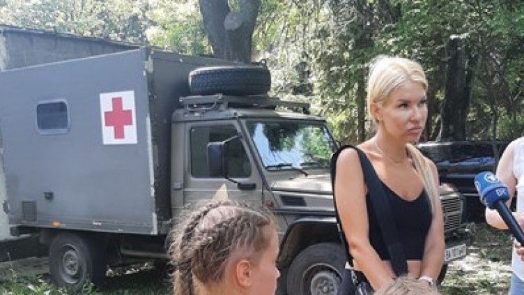 На палатка с леща, кебапчета, шопска салата... Сарафово среща украинци