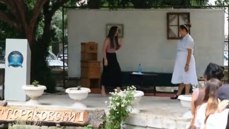 Ученици от ВТГ почетоха с театрален фестивал Добри Войников