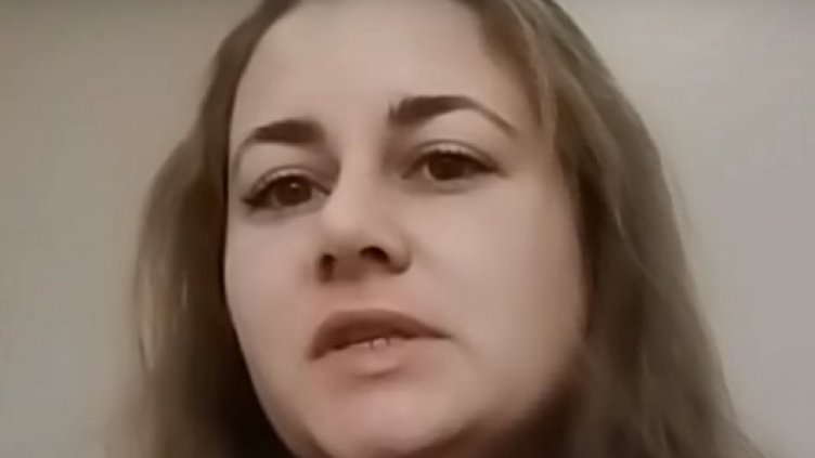 Мъж влачи куче с колата си, изяло му кокошка