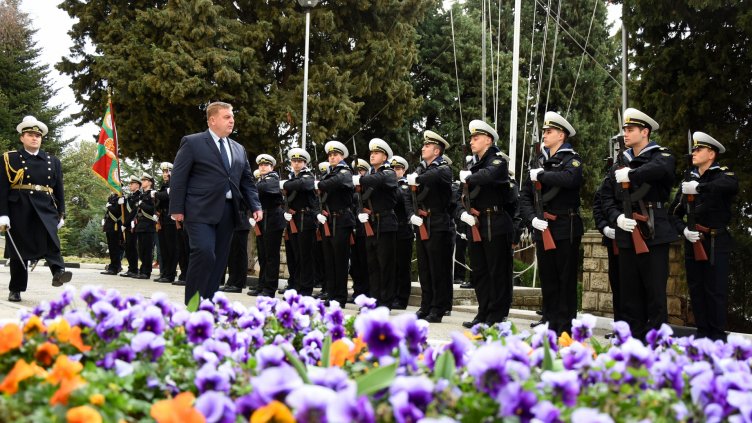 Министерството на отбраната отличи Военномрското училище