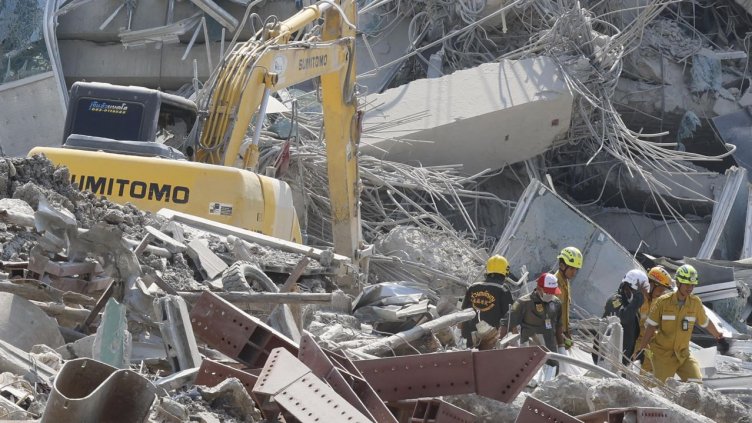 Три дни след труса в Мианмар: Извадиха оцелели изпод руините