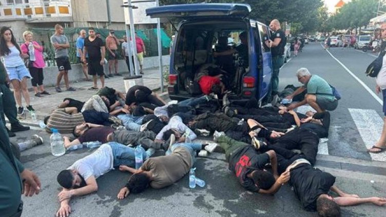 Арестуваха шофьора, зарязъл буса с мигранти в Лозенец