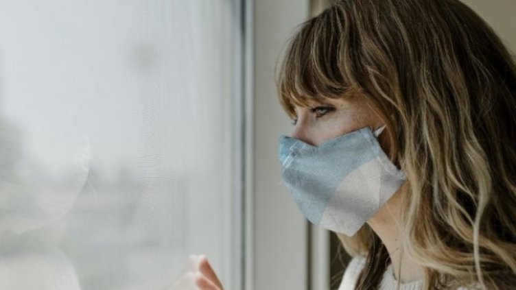 Жена, преболедувала COVID след ваксина: Плачех от отчаяние, косата ми още капе