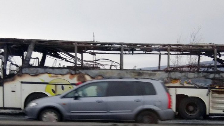 Шофьорът на изгорелия автобус: Течеше много масло!