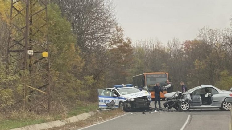 Полицай е с окървавена глава след зверски сблъсък на пътя