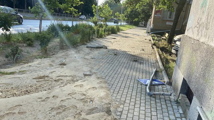 На косъм от трагедия: Кола помете знаци и разби стена по бул. "Левски" във Варна (СНИМКИ)