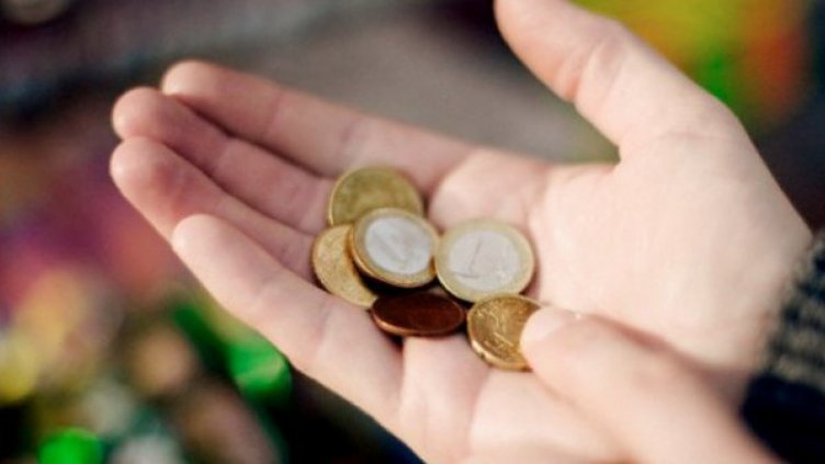 Няма да вдигат минималната заплата и детските догодина